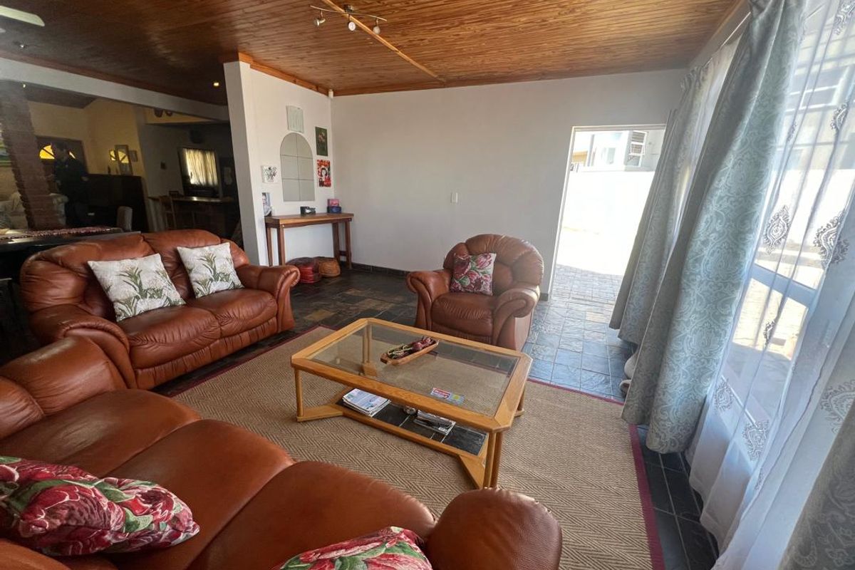 FOR RENT - 4 BEDROOM HOUSE IN A QUIET AREA OF OCEAN VIEW, SWAKOPMUND - Photo 5