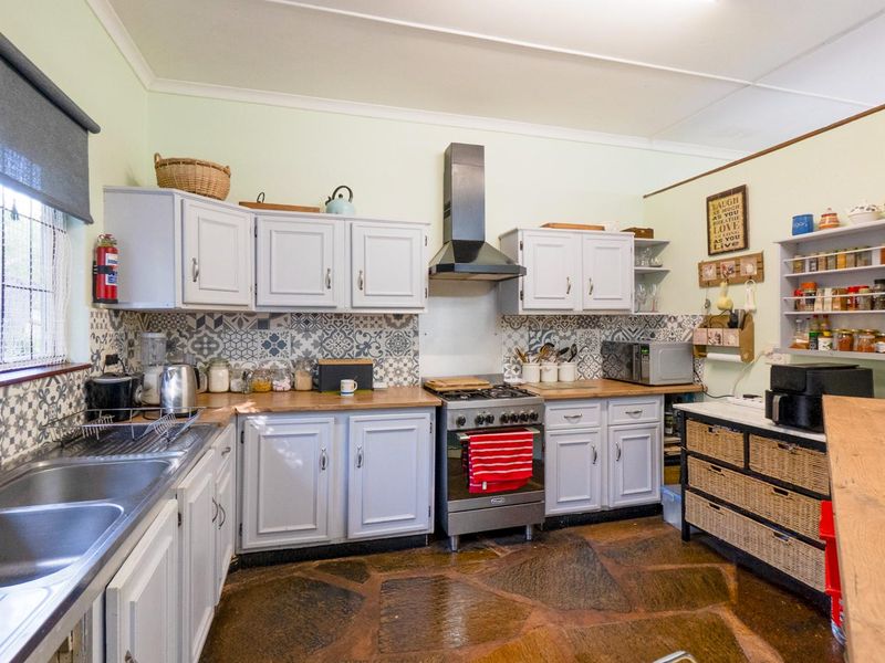 Family home with cottage - Photo 9