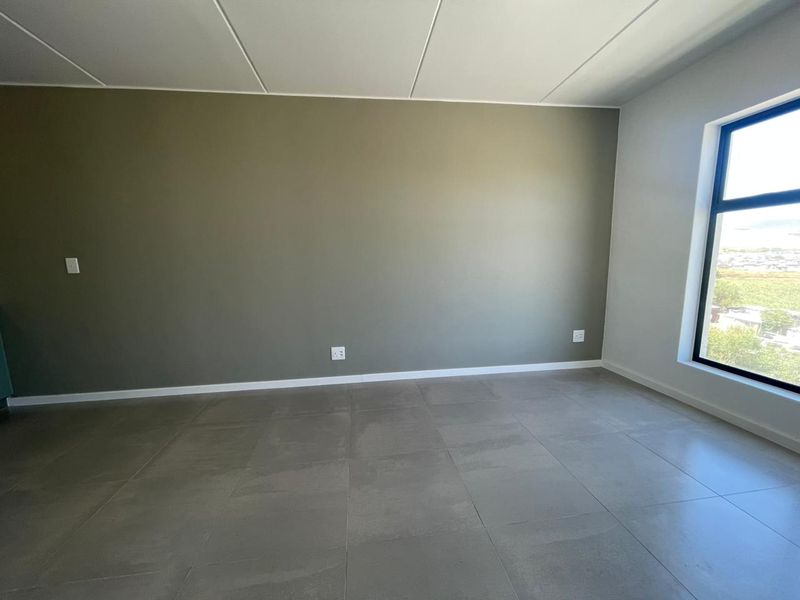 Brand New 2-Bedroom Apartment for Sale – River Views, Rivergate - Photo 4