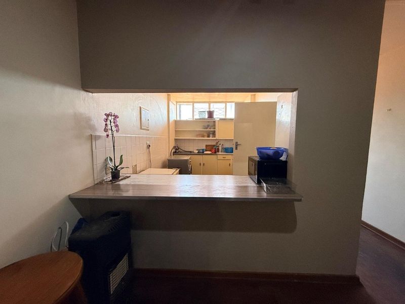 Beautiful 2-Bedroom Apartment with Enclosed Balcony - Photo 5
