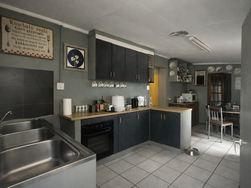 Charming Home on a Spacious Erf in Petrusburg – Endless Potential! - Photo 2