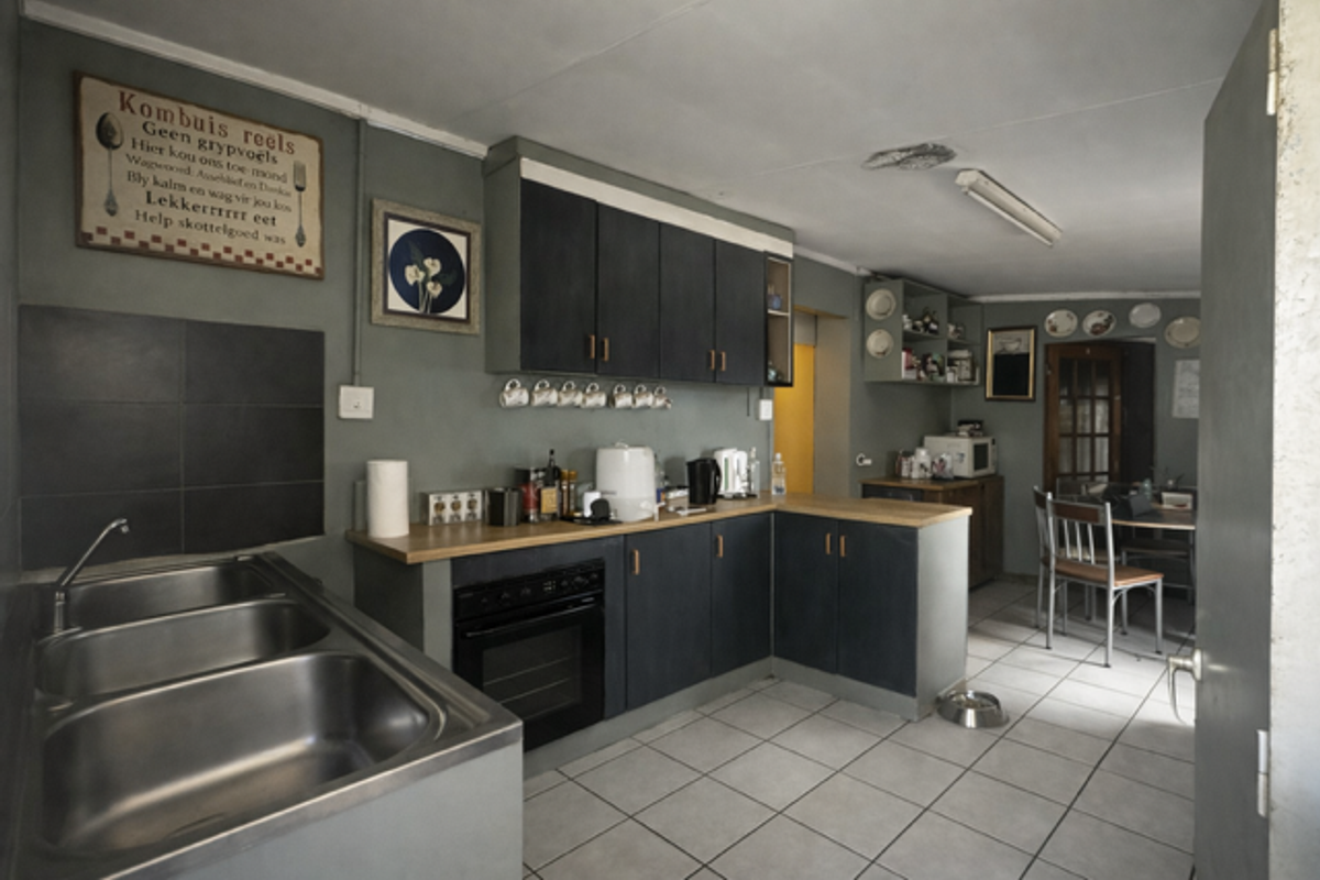 Charming Home on a Spacious Erf in Petrusburg – Endless Potential! - Photo 2