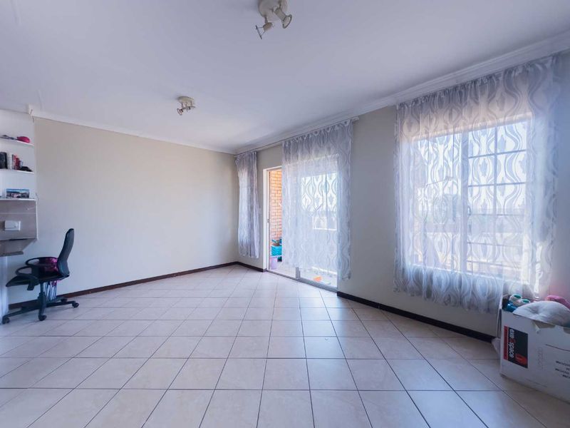 2 Bedroom Townhouse with a Balcony - Photo 1