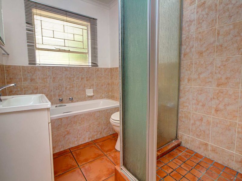 Spacious Townhouse: 2 Beds, Private Garden & More - Photo 8