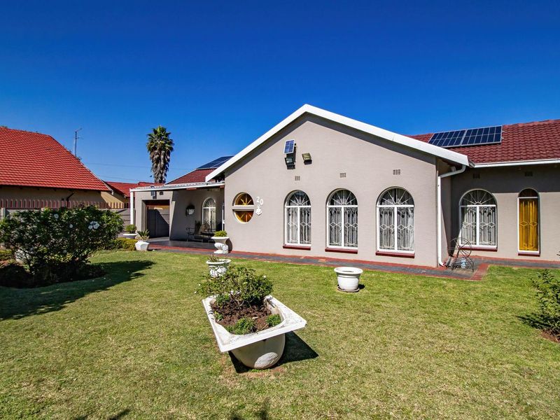 Elegant Family Retreat in Heart of Rynsoord! - Photo 3