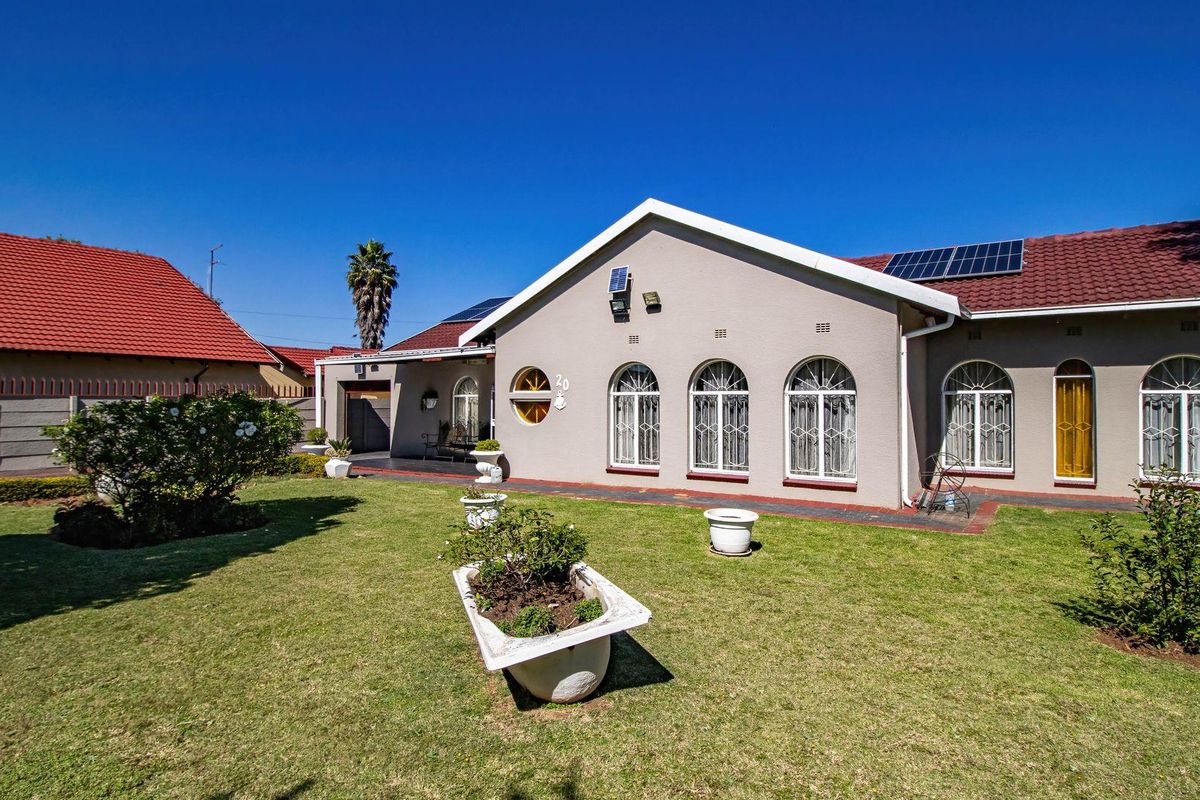 Elegant Family Retreat in Heart of Rynsoord! - Photo 3