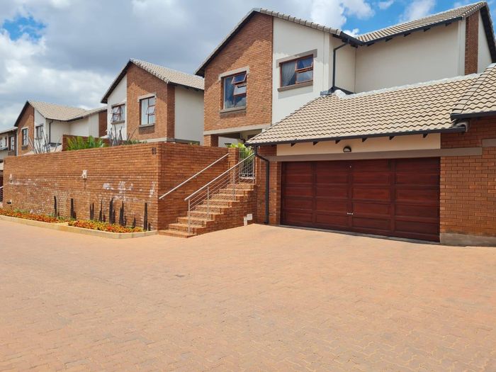 Property #1934673, Townhouse Pending Sale in Eldoraigne
