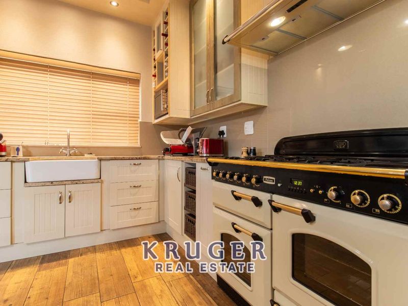 ARCHITECTURAL MASTERPIECE - Photo 6