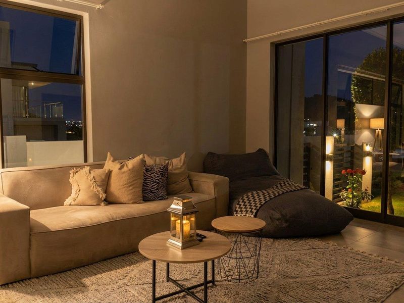 Single Level Contemporary Family Living on an Expansive 880sqm Stand - Photo 8