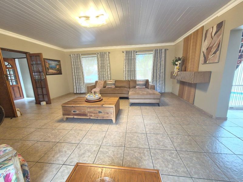 Neat as a pin, sturdy home with space for a large family - Photo 3