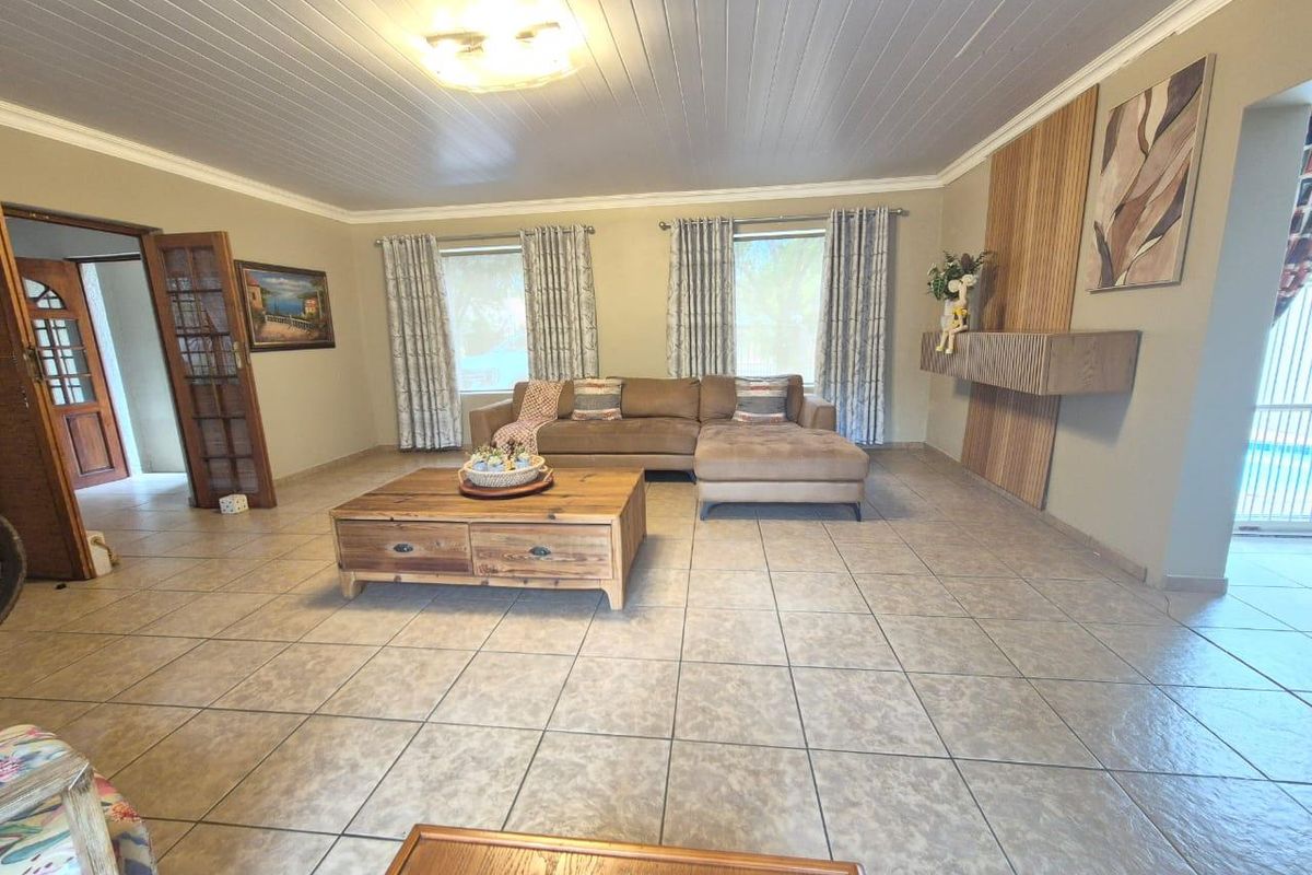 Neat as a pin, sturdy home with space for a large family - Photo 3