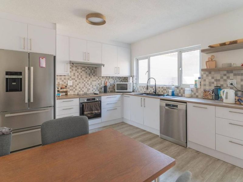 Very spacious 3-bedroom townhouse with 2-bedroom flat - Photo 3