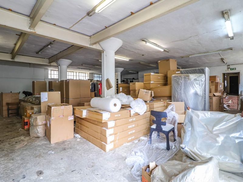 **Prime Industrial Warehouse & Office Space in Wynberg** - Photo 9
