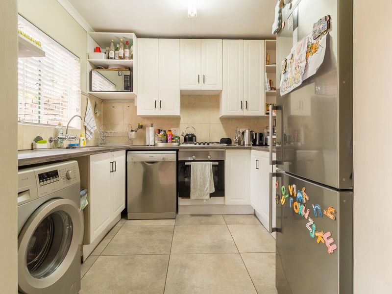 Neat & Tidy, Two bedroom simplex in security estate - Moreleta Park - Photo 8