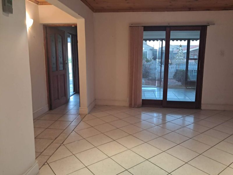 OPEN PLAN COASTAL LIVING - Photo 8