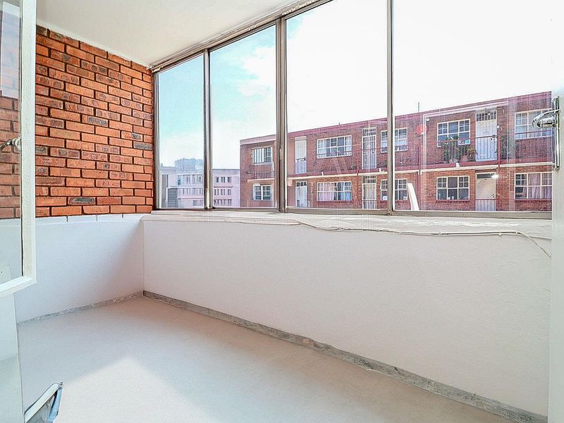 Two Bedroom Apartment Conveniently Located! - Photo 5