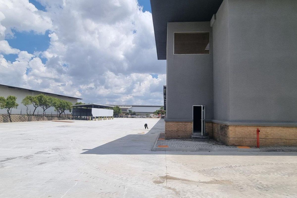7 738m2 Midrand Warehouse To Let - Photo 2