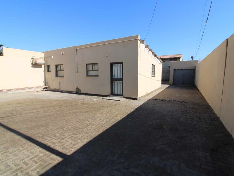Well located on busy street close to Industrial Area! - Photo 7