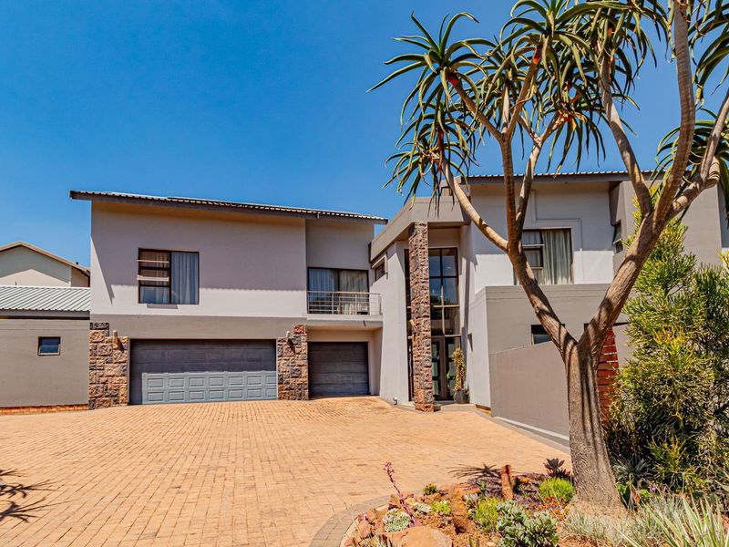 Large Family Home with Flatlet in Eye of Africa Golf Estate - Photo 2