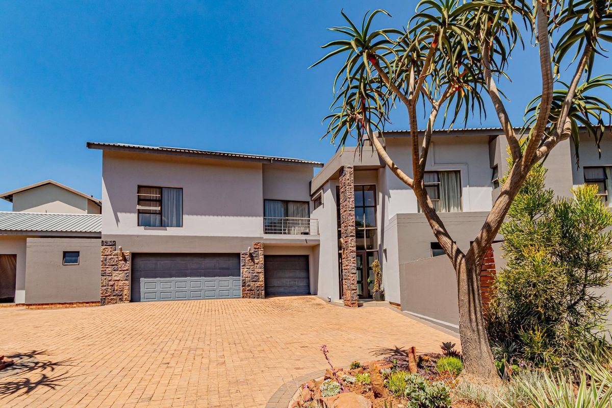 Large Family Home with Flatlet in Eye of Africa Golf Estate - Photo 2