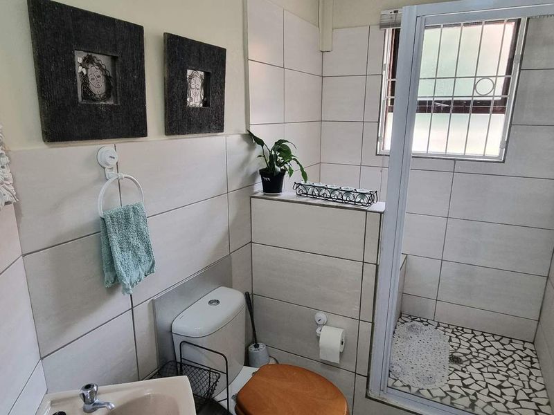 PERFECT FAMILY HOME WITH SPLASH POOL - Photo 4