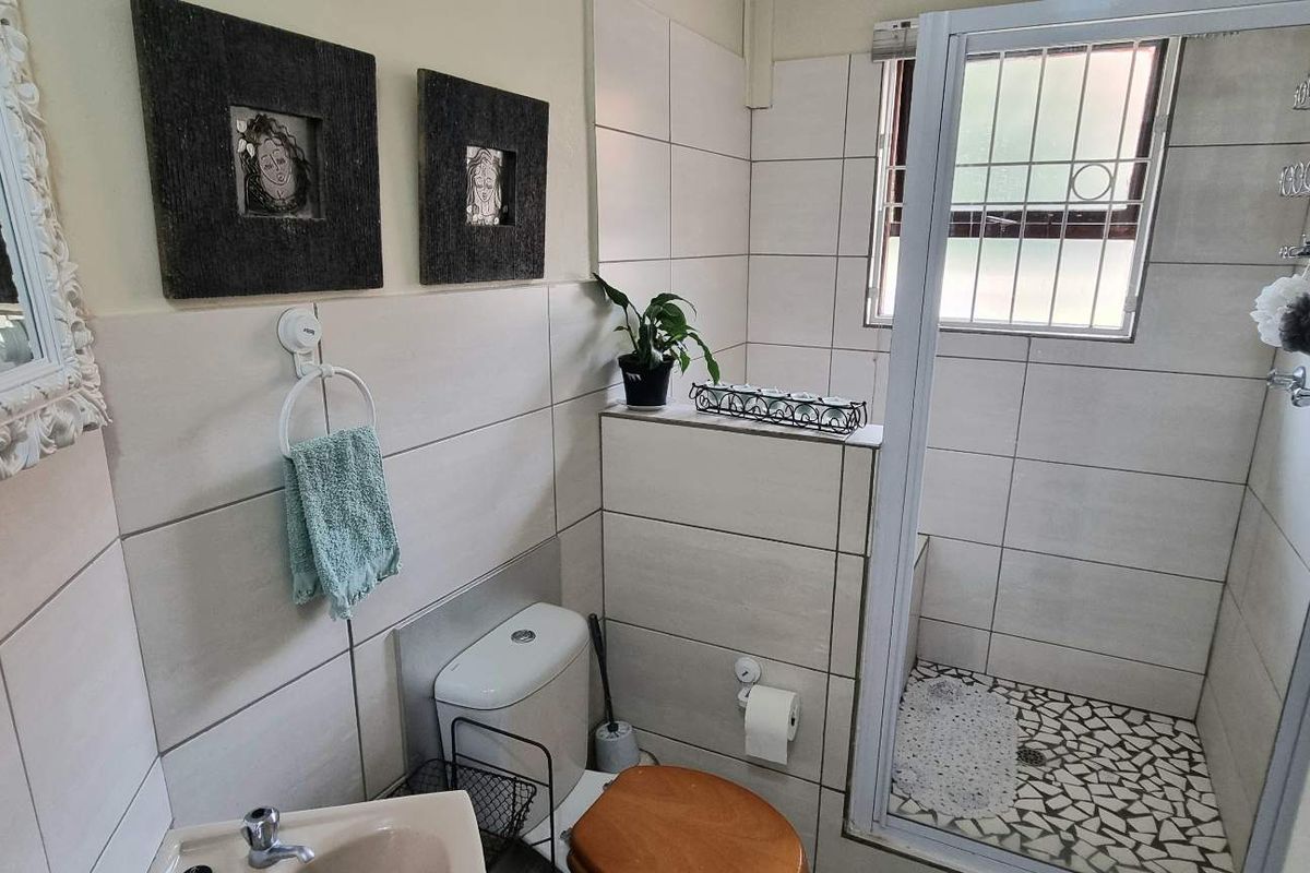 PERFECT FAMILY HOME WITH SPLASH POOL - Photo 4