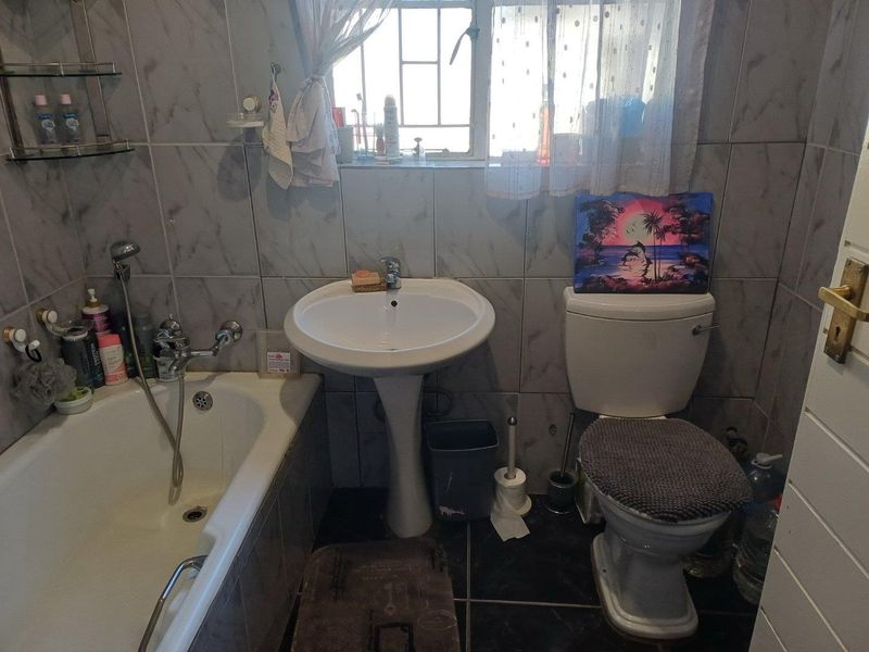 Spacious Family Home with Pool, Study and Flatlet Potential - Photo 8