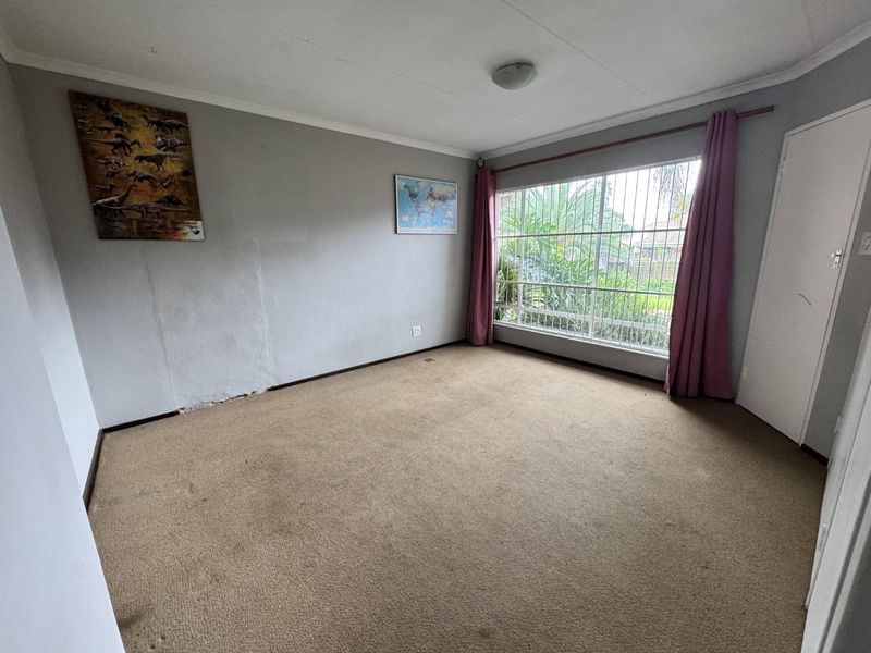 Elegant 4 Bedroom Family Home with Exceptional Entertainment Areas in Rooihuiskraal - Photo 9