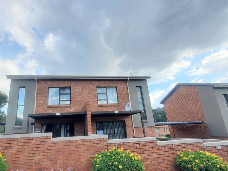 Stunning 2-bedroom pet-friendly duplex townhouse For Sale in Helderkruin - Photo 6