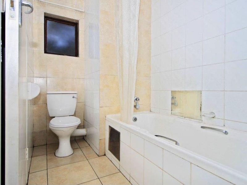 A CHARMING ONE BEDROOM UNFURNISHED APARTMENT - Photo 10