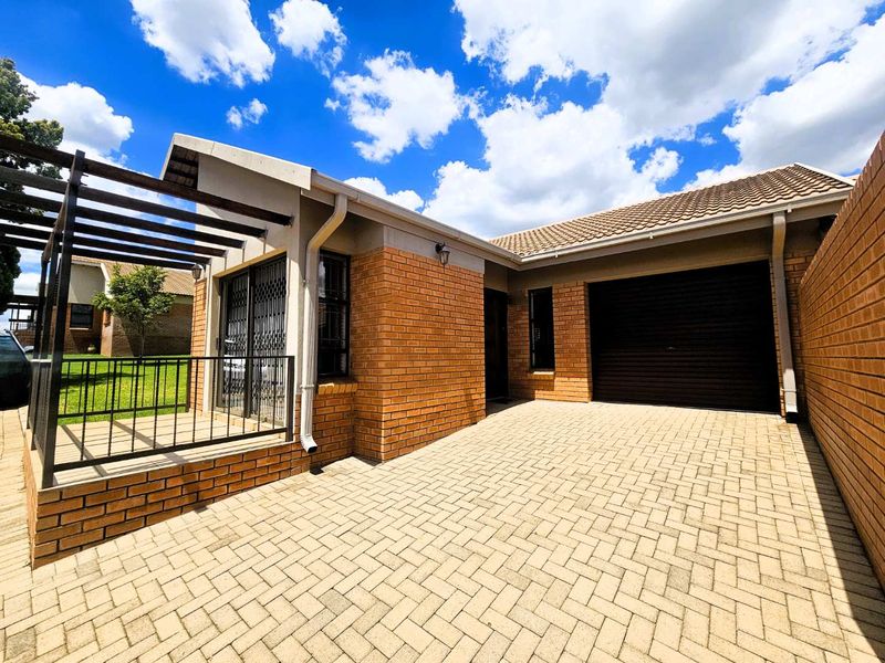 Modern 1-Bedroom Townhouse — Ideal Retirement Living, 100m from Stirling Hospital - Photo 2