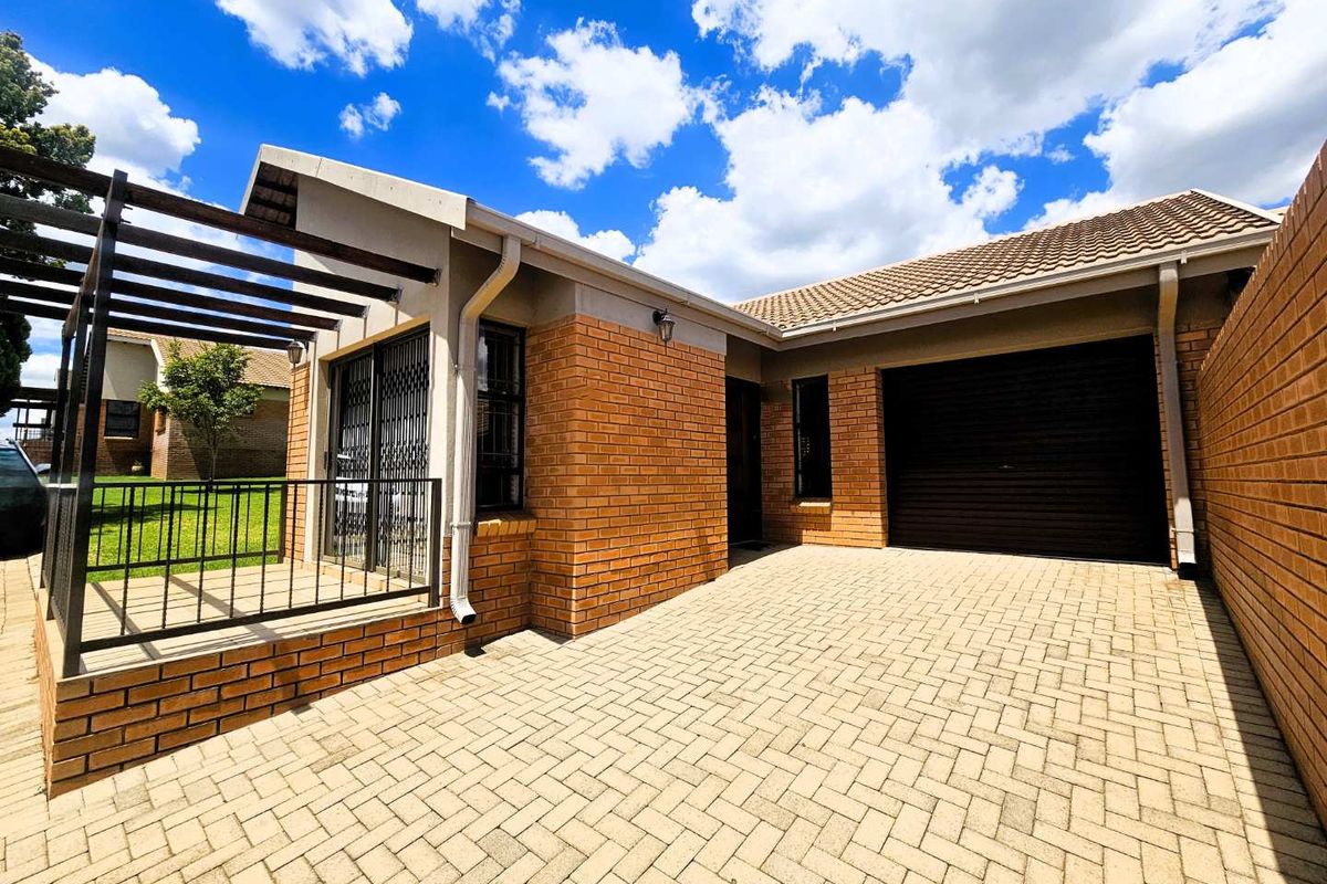 Modern 1-Bedroom Townhouse — Ideal Retirement Living, 100m from Stirling Hospital - Photo 2