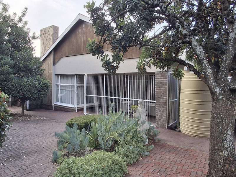 Charming 3 Bedroom Family Home with Stunning Garden in Generaal De Wet - Photo 1