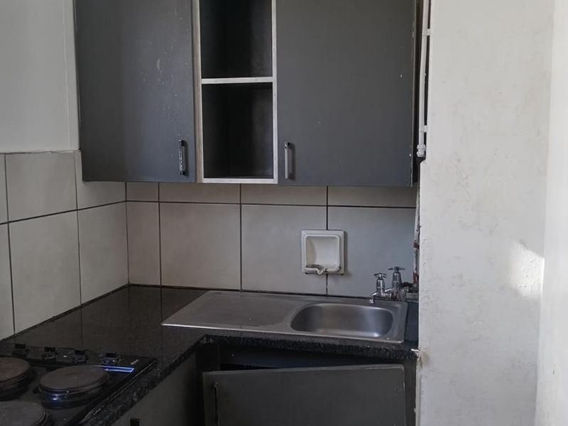 BACHELOR FLAT TO RENT IN SUNNYSIDE - Photo 2