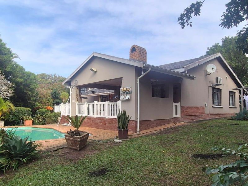 Where Family Memories Begin ! Beautiful family home in Glenmore Beach, Port Edward. - Photo 1