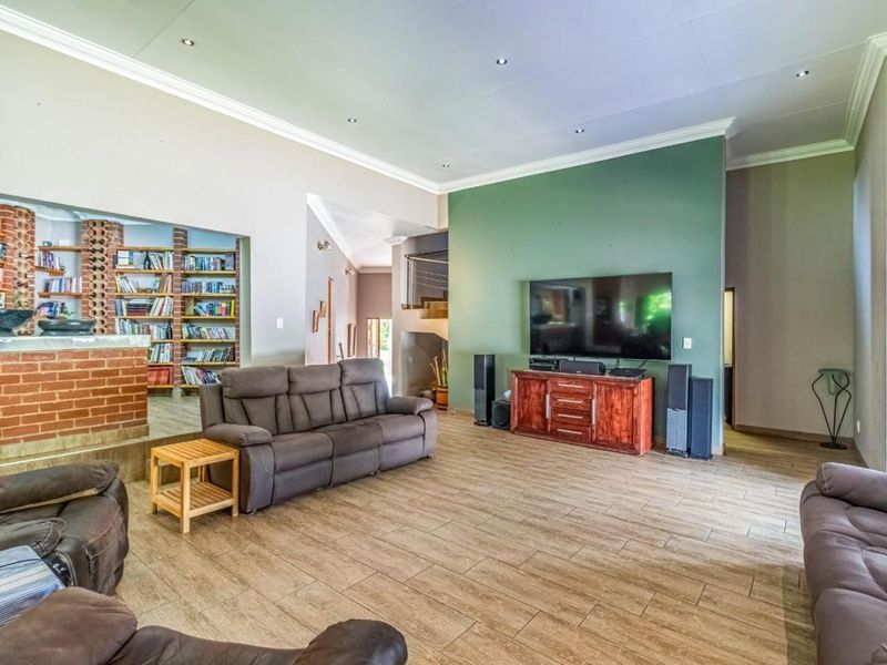 4 Bedroom House For Sale in Rangeview - Krugersdorp. - Photo 8