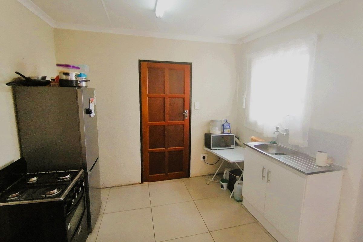 Beautiful three-bedroom home - Photo 3