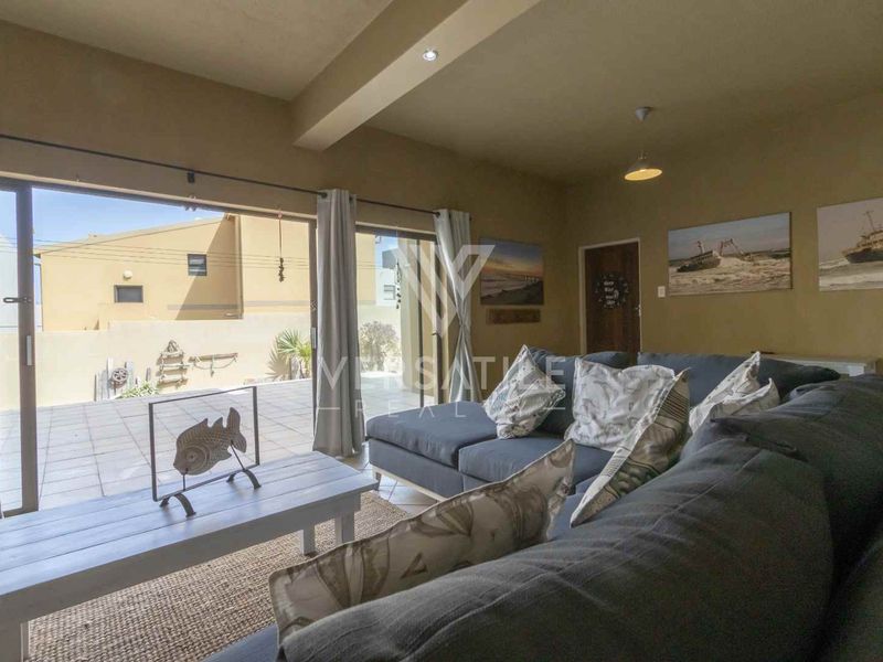 House For Sale in Long Beach. - Photo 6