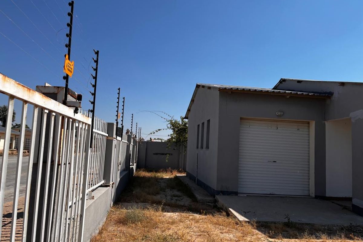 🏡 For Sale: Spacious Residential Property in Extension 1, Outapi - Photo 2