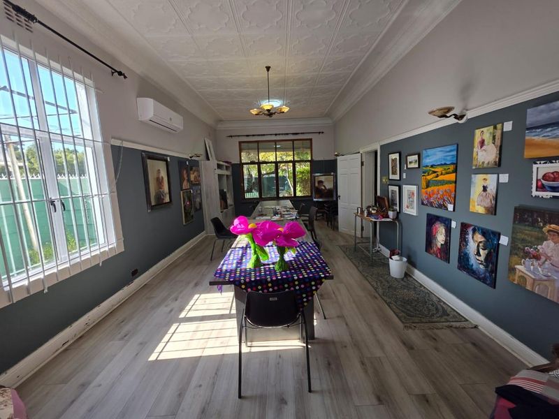 **Charming Old House with Endless Potential - Perfect for Investors and Families Alike** - Photo 3