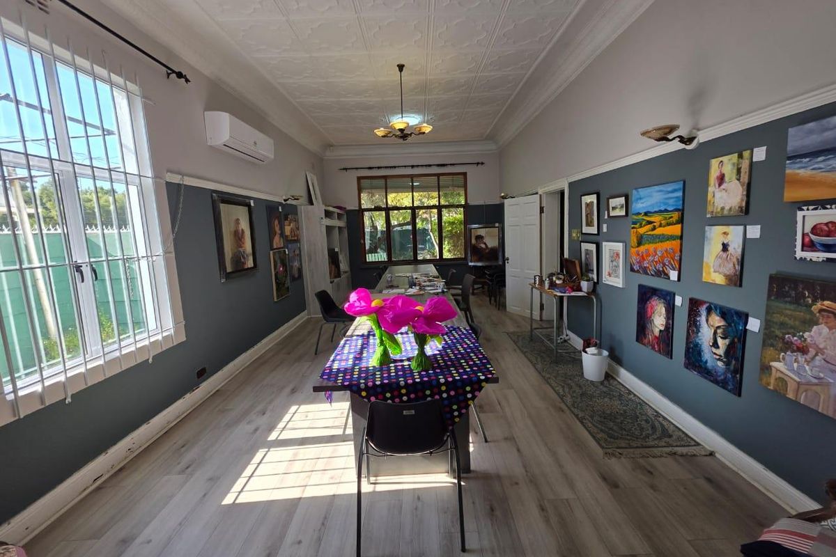 **Charming Old House with Endless Potential - Perfect for Investors and Families Alike** - Photo 3