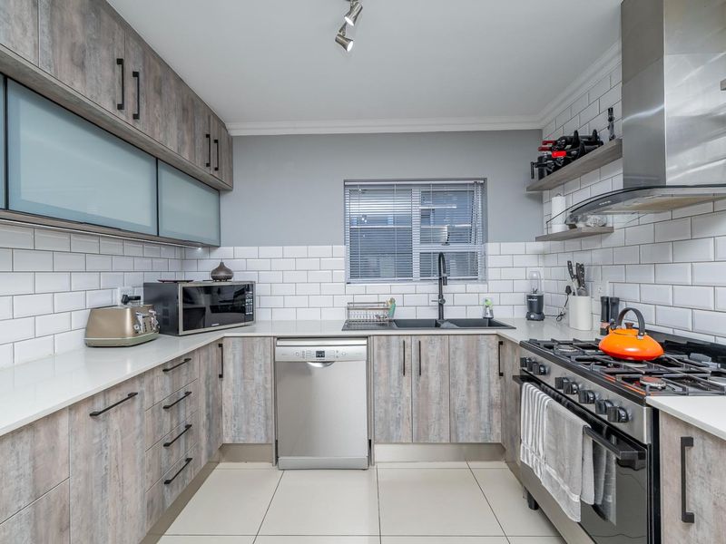 Modern 3 Bedroom Townhouse to Rent in 24-Hour Manned Camelot Estate, Zonnendal Kraaifontein - Photo 6