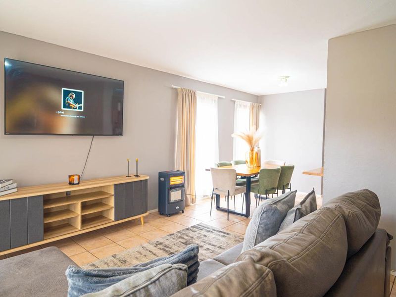 Family Home with Space in Ruimsig - Photo 2