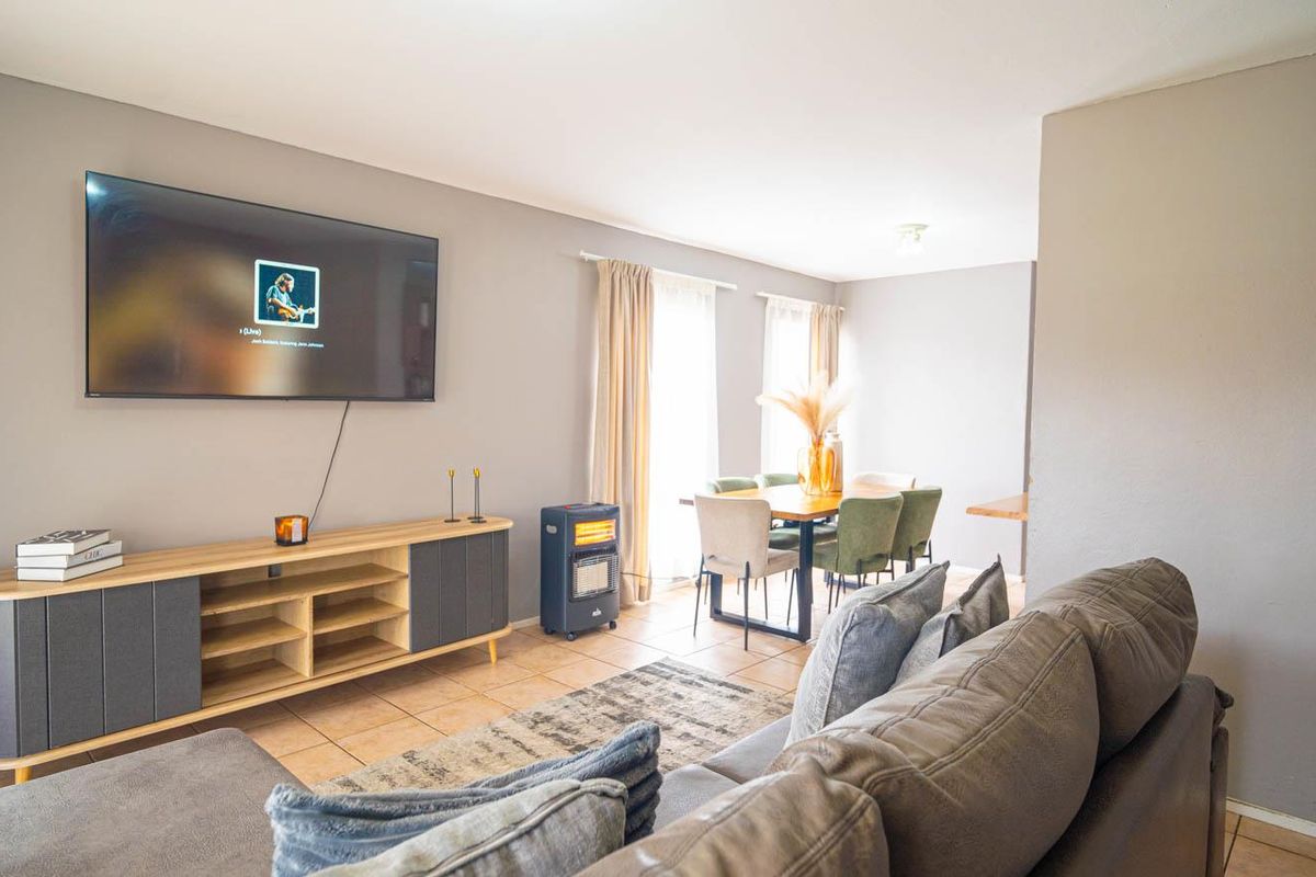 Family Home with Space in Ruimsig - Photo 2