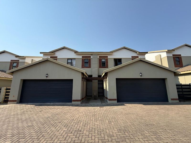 Contemporary 3-Bedroom Duplex with Double Garage in a Secure Estate - Photo 3