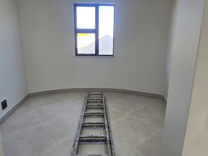 Newly Renovated 5-Bedroom Family Home with Swimming Pool - Photo 9