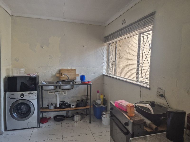 Large family home in Klippoortjie Boksburg - Photo 8