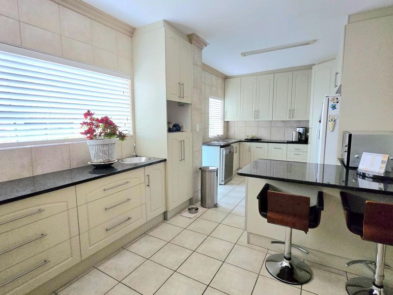 Stunning Double-Storey Home in Kleinbaai with Golf Course, Sea, and Mountain Views - Photo 9