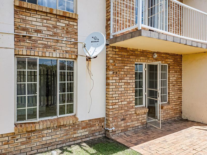 For the Upwardly Mobile - A Perfect One Bedroom Apartment - Photo 2