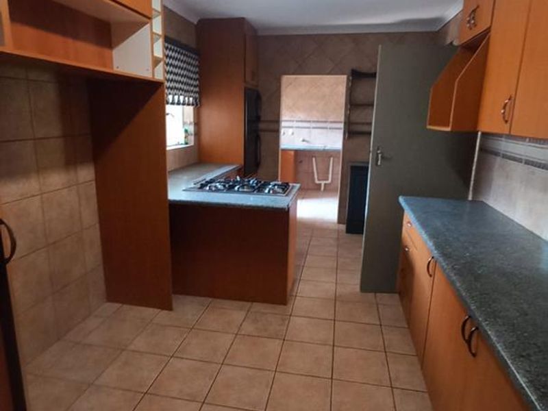 4 bedroom home + flatlet in 24 hour security area - Photo 2